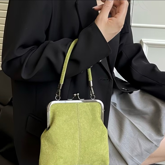 UNIQUE GREEN HANDBAG W/STRAP by Gecko - Picture 4 of 15